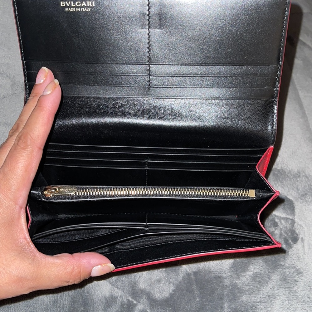 Bvlgari Preloved long wallet color redish with beautiful shine. Beautiful Wallet - Picture 8 of 17